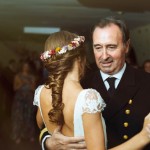 Corona con flores preservadas y secas