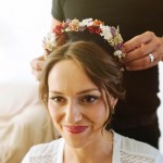 Corona con flores preservadas y secas