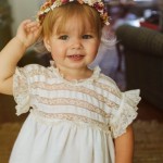 Corona con flores preservadas y secas