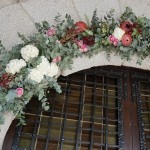 Decoracion del arco de iglesia con flores