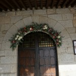 Decoracion del arco de iglesia con flores