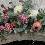 Decoracion del arco de iglesia con flores