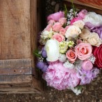 Ramo de novia con peonía y rosa color fresa