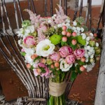 Ramo de novia en tonos suaves con botón verde