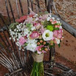 Ramo de novia en tonos suaves con botón verde