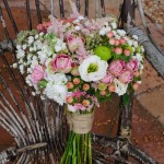 Ramo de novia en tonos suaves con botón verde