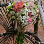 Ramo de novia en tonos suaves con botón verde