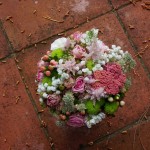 Ramo de novia en tonos suaves con botón verde