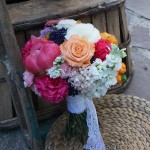 Ramo de novia colorido con jacientos, claveles, ranúnculos, ...