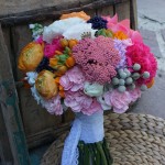 Ramo de novia colorido con jacientos, claveles, ranúnculos, ...