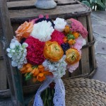 Ramo de novia colorido con jacientos, claveles, ranúnculos, ...