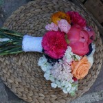 Ramo de novia colorido con jacientos, claveles, ranúnculos, ...