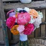 Ramo de novia colorido con jacientos, claveles, ranúnculos, ...