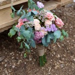 Ramo de novia con eucalipto, rosas y estatice