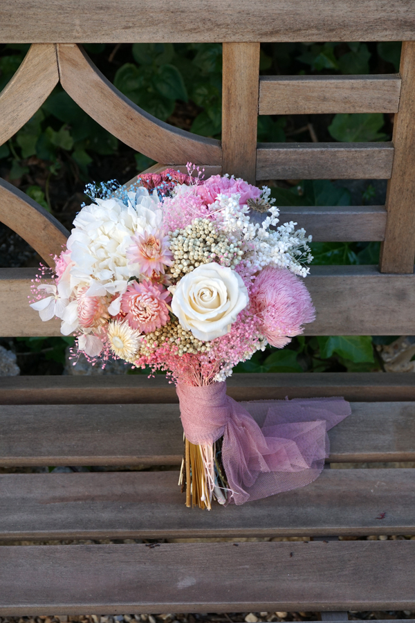 Ramo de novia con flores preservadas y secas, hortensia, rosa y clavel