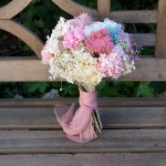 Ramo de novia con flores preservadas y secas, hortensia, rosa y clavel
