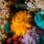 Ramo de novia con flores preservadas y silvestres en tonos fuertes