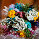 Ramo de novia con flores preservadas y silvestres en tonos fuertes