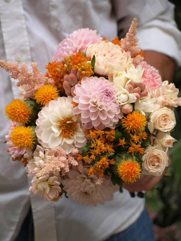 Ramo de novia con rosas ramificadas, alheli, dalias, claveles y astilbe