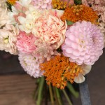 Ramo de novia con rosas ramificadas, alheli, dalias, claveles y astilbe