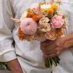 Ramo de novia con rosas ramificadas, alheli, dalias, claveles y astilbe