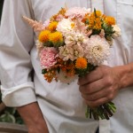 Ramo de novia con rosas ramificadas, alheli, dalias, claveles y astilbe