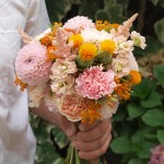 Ramo de novia con rosas ramificadas, alheli, dalias, claveles y astilbe