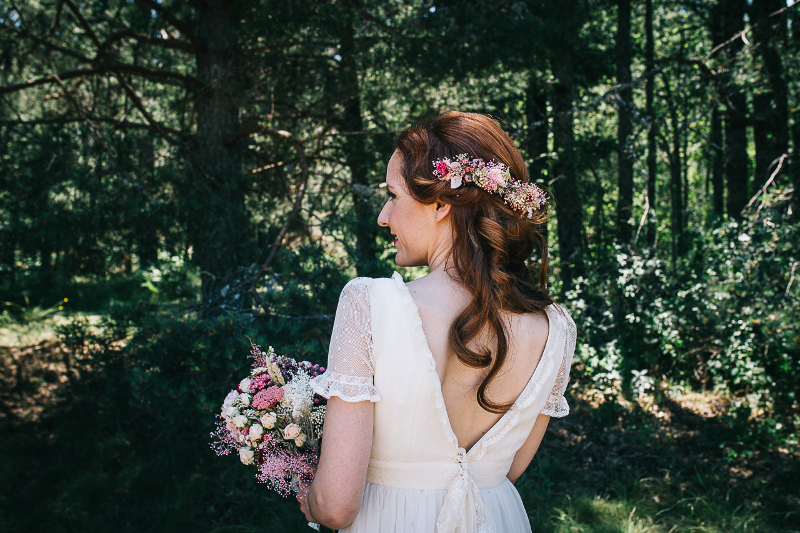 Tocado y ramo preservado silvestre con rosas ramificadas