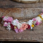 Tocado de flores preservadas para novia